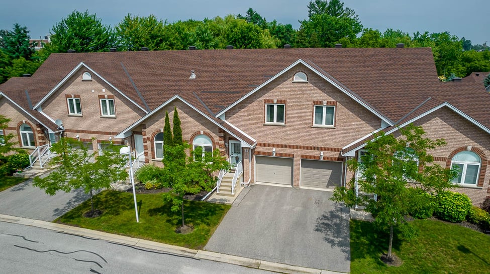 SOLD - Immaculate Bungaloft in the sought after Whiskey Creek Gardens in central Barrie