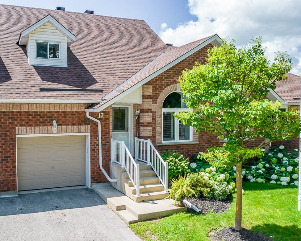 Warm and Inviting Condo Townhouse at the Whiskey Creek Gardens in Central Barrie on Little Avenue.