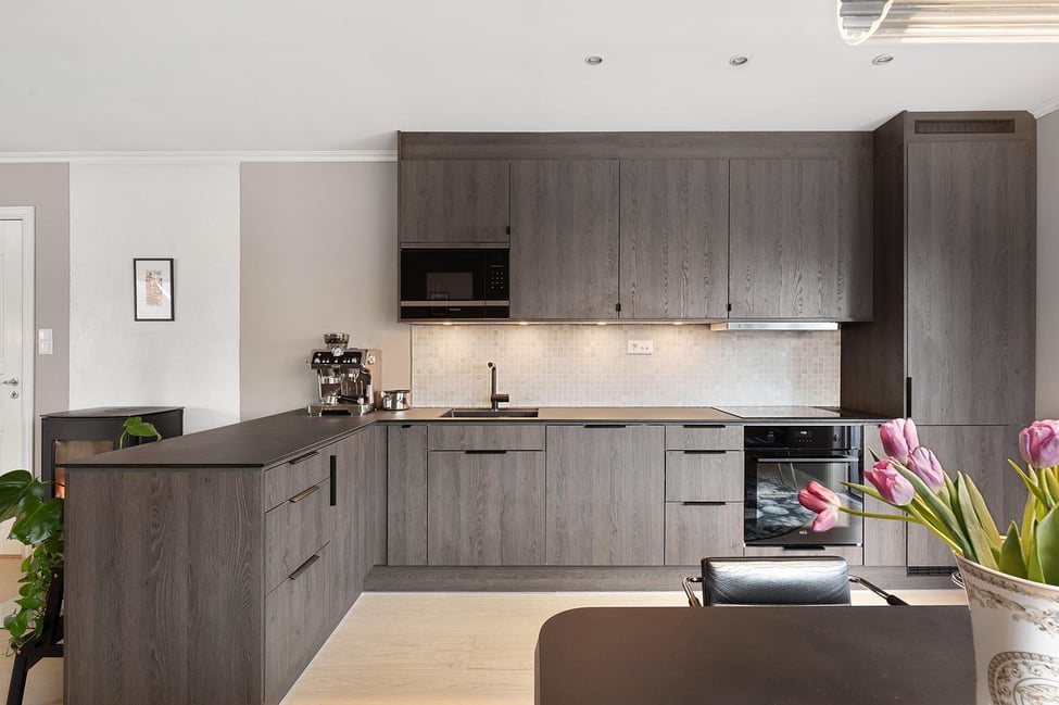 ✨ Want to Make Your Kitchen Feel Bigger? Try Vertical Storage! 🧑‍🍳