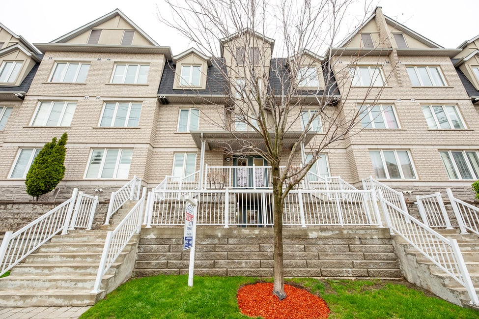 Toronto Townhome Under $600K: 3+1 Bedrooms, 3 Parking Spaces Near Warden Station