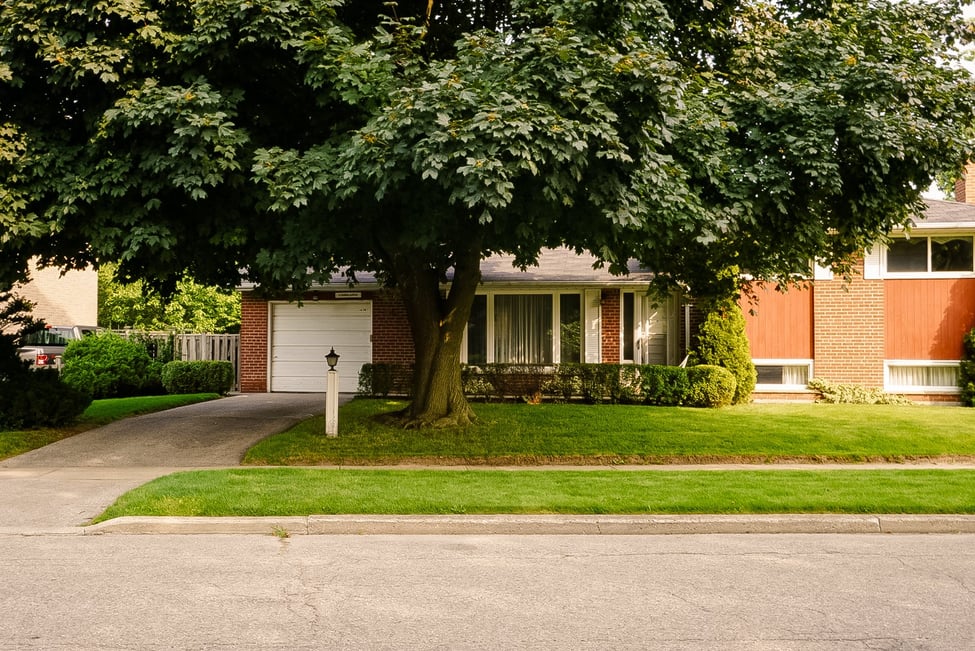Just listed - 34 Cathedral Bluffs Drive, Toronto