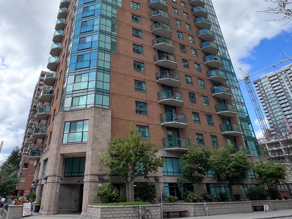 445 Laurier Avenue W #1903