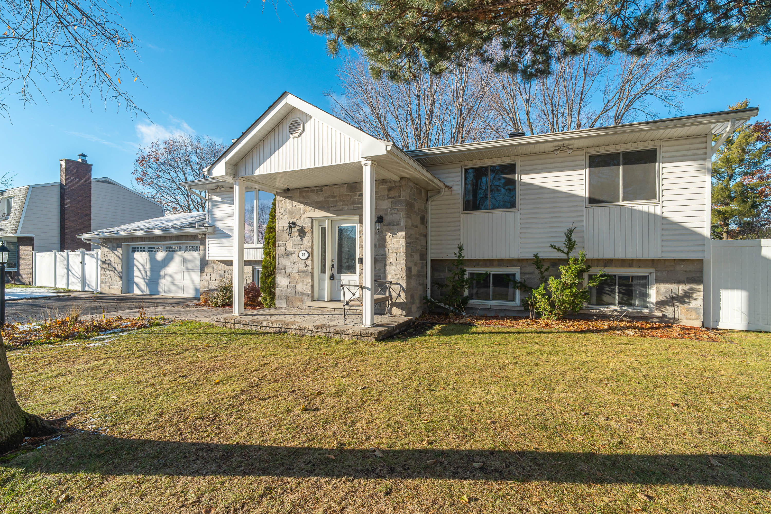 Hi-ranch bungalow in Ottawa — ideal for legal duplex conversion