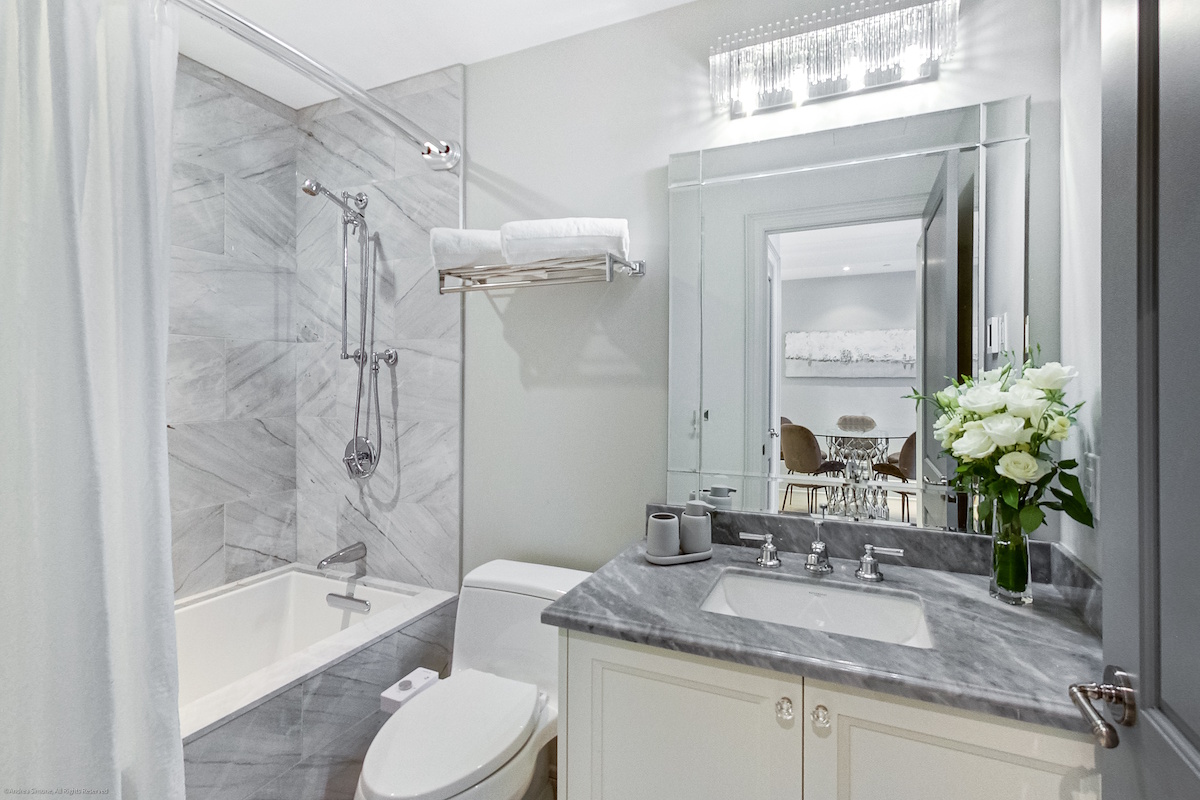 Four Piece Bath 181 Davenport Rd Unit 205 Toronto Yorkville Condos Four Piece Bath 181 Davenport Rd Unit 205 Toronto Yorkville Condos