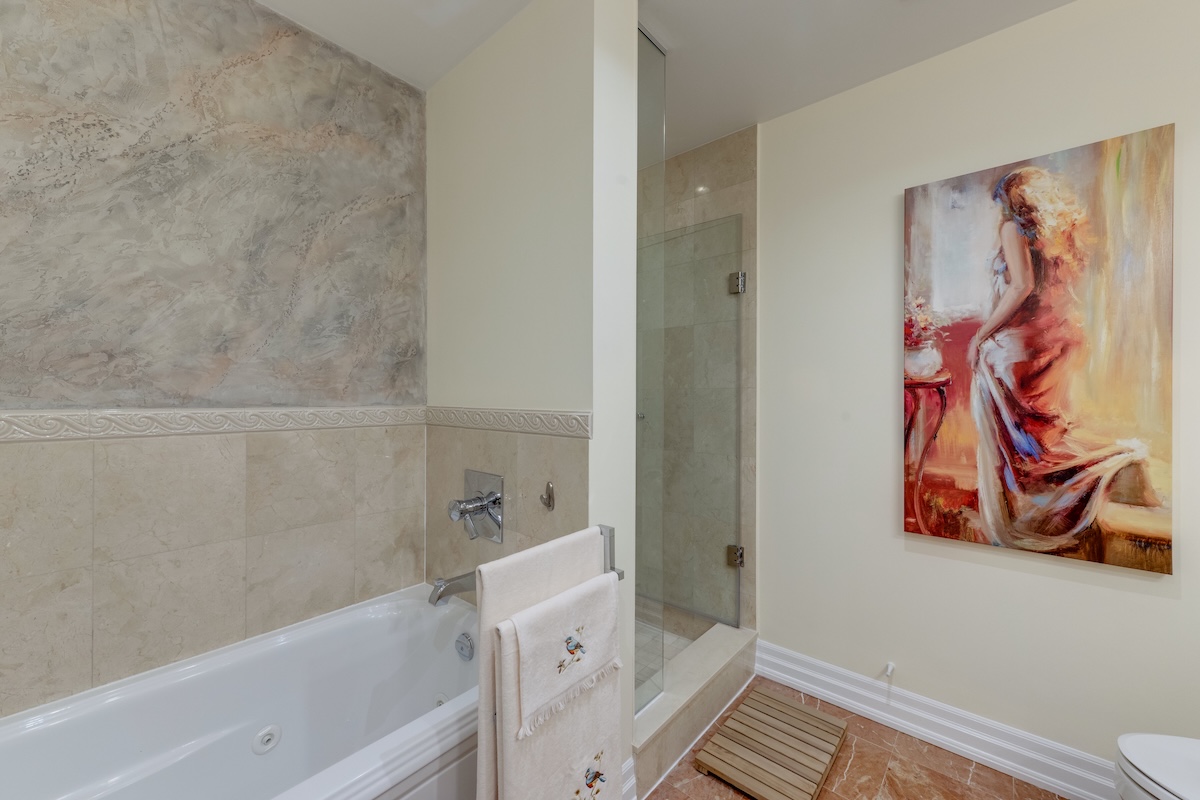 21 Burkebrook Place Townhouse 20 Ensuite Bath With Separate Tub & Shower 21 Burkebrook Place Townhouse 20 Ensuite Bath With Separate Tub & Shower