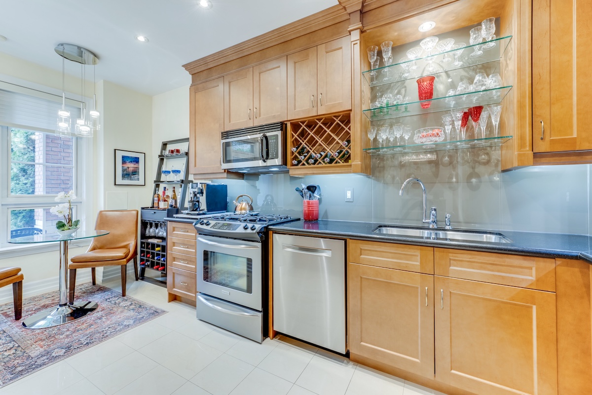 Eat-Kitchen With Breakfast Area 21 Burkebrook Place Townhouse 20 Toronto Kilgour Condos Kitchen 21 Burkebrook Pl Toronto Townhouse 20 Kilgour