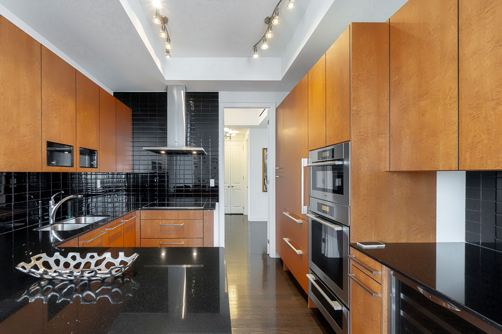 1 Bedford Rd Unit 2503 Toronto Yorkville Luxury Condos Kitchen With Miele Stainless Steel Appliances & Subzero Fridge 1 Bedford Rd Toronto Yorkville Luxury Condos For Sale Suite 2503 Kitchen