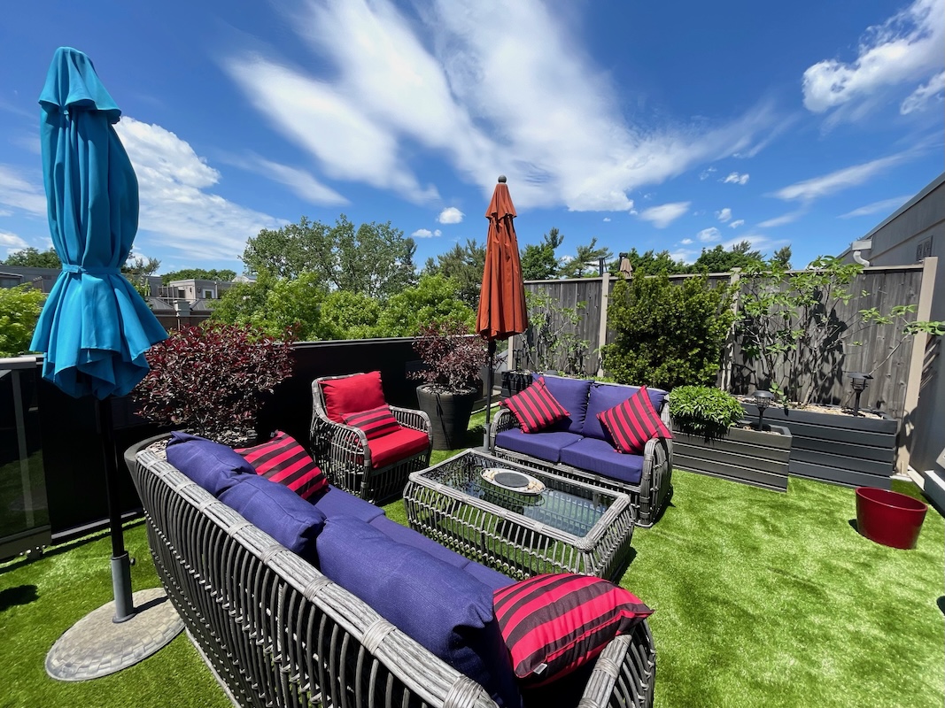 Roof-top Terrace thoughtfully designed with planters interlocking surface and finished with outdoor turf Kilgour Estate Townhouse 20 Toronto 21 Burkebrook Pl 21 Burkebrook Place Townhouse 20 Toronto Kilgour Estate Condos