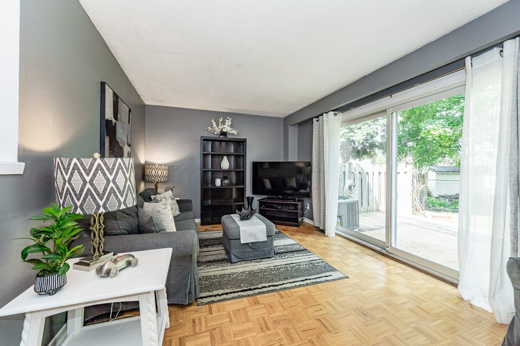 FOR SALE: 103-371 Bronte St S, Milton
