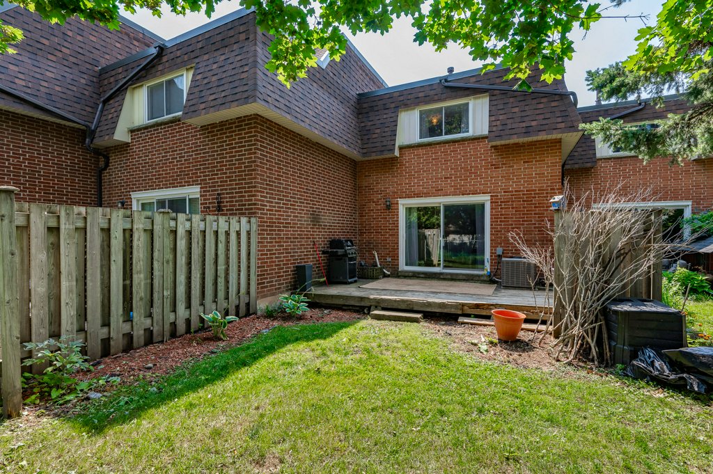 FOR SALE: 103-371 Bronte St S, Milton