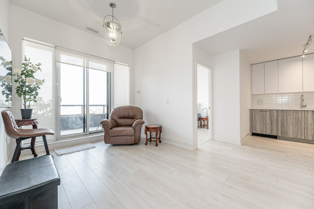 Living Room & Balcony 417-297 Oak Walk Drive