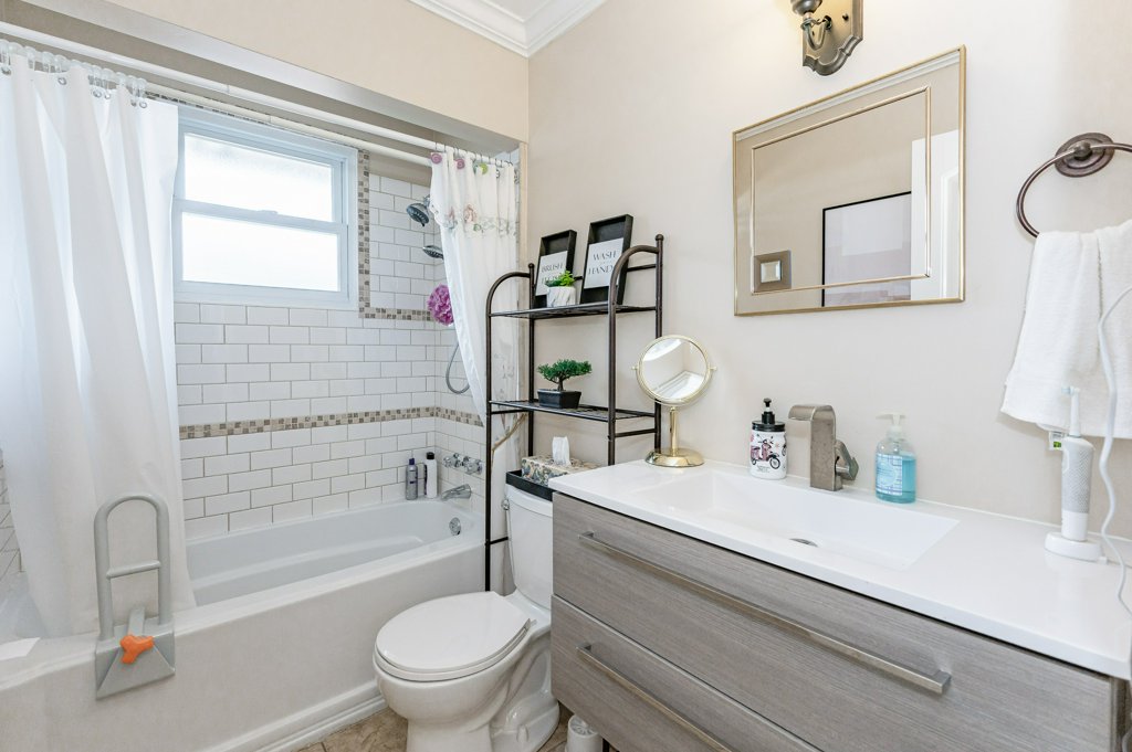 4 piece bath at 185 Ridge Street, Hamilton