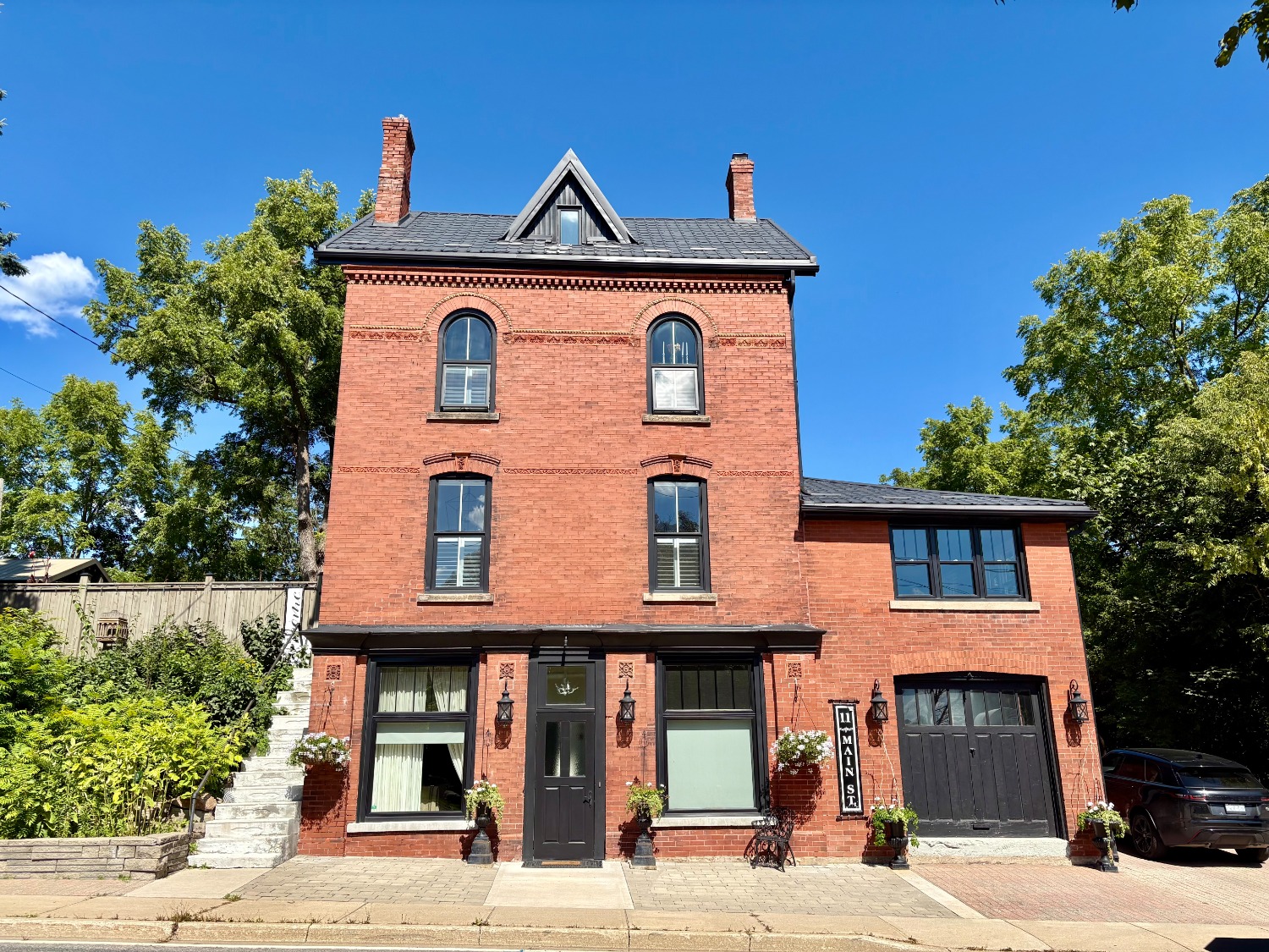 11 Main Street South 