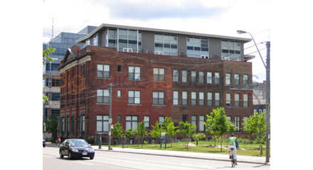 915 King St W