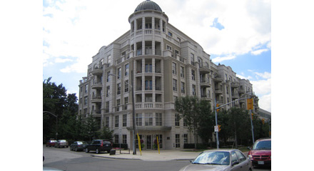 3085 Bloor St W
