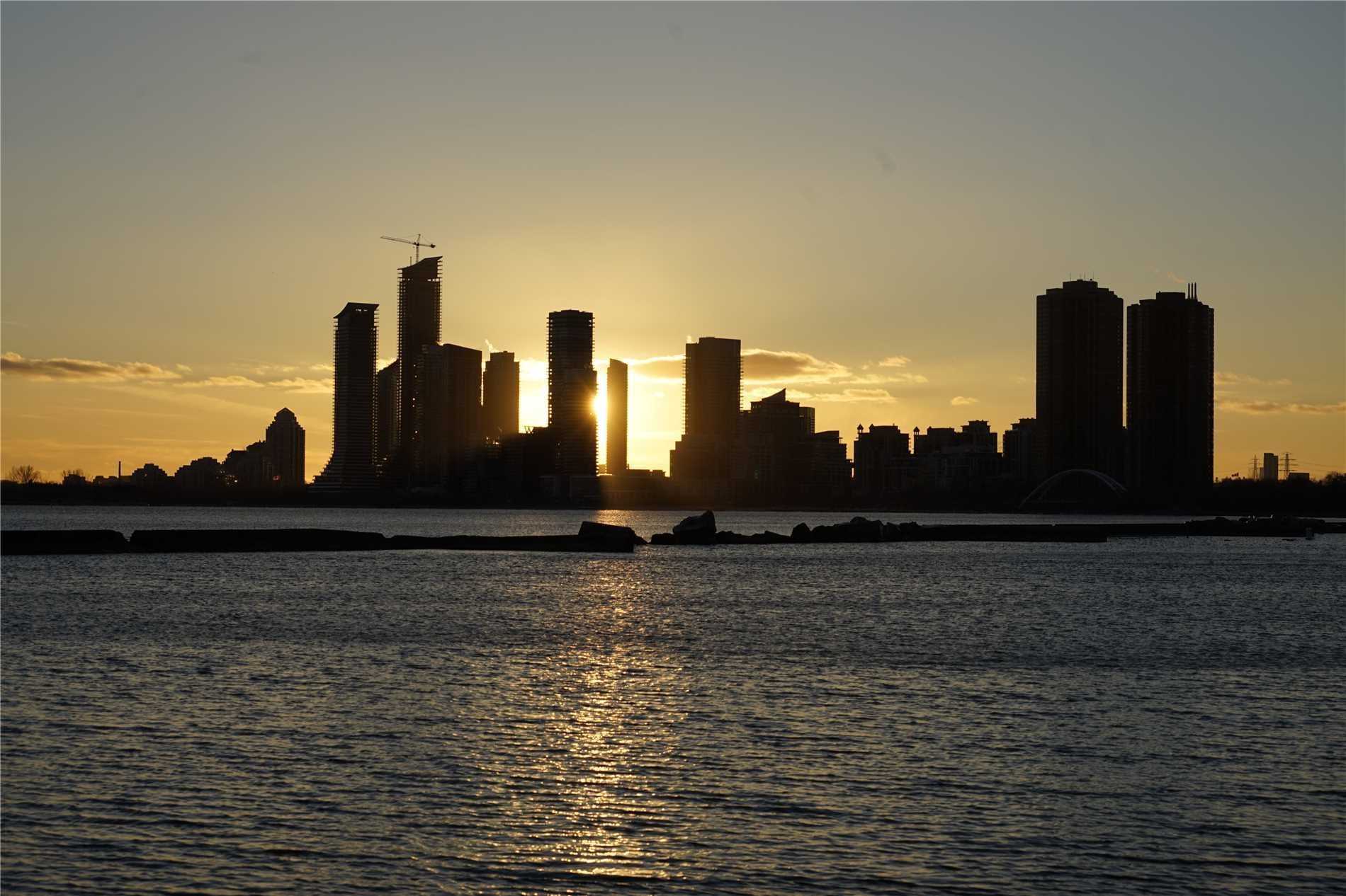 88 Palace Pier Crt, #906