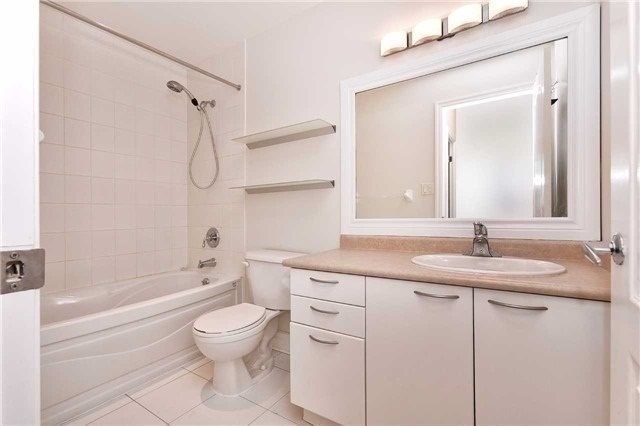 88 Palace Pier Crt, #906