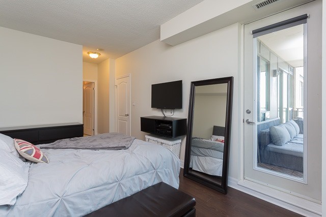 88 Palace Pier Crt, #906