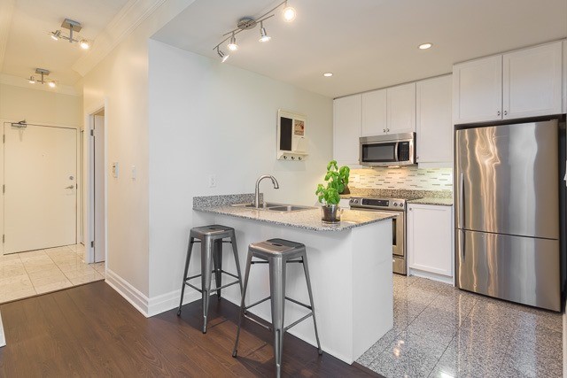 88 Palace Pier Crt, #906