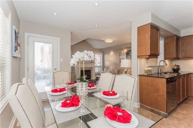 61 Four Seasons Cres