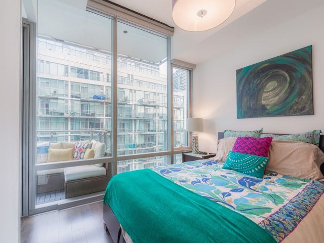39 Queens Quay E #807