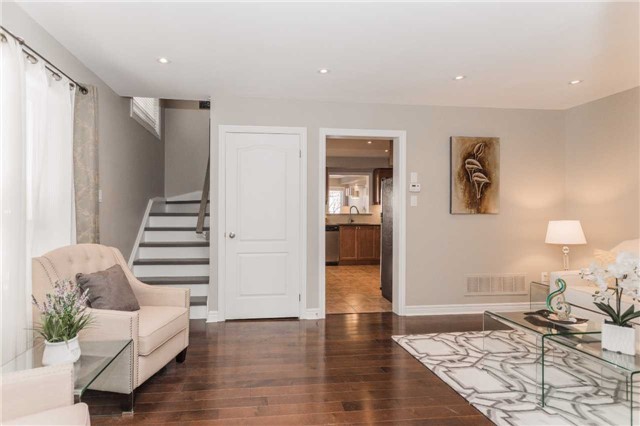 61 Four Seasons Cres