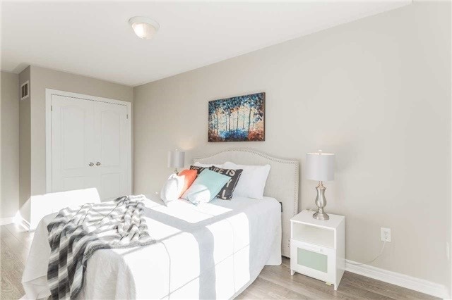 61 Four Seasons Cres