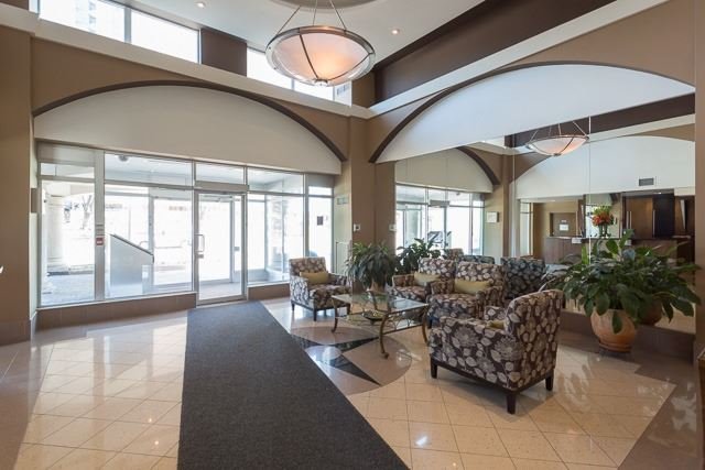 88 Palace Pier Crt, #906