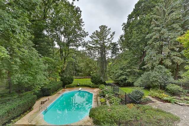 1266 Minaki Rd