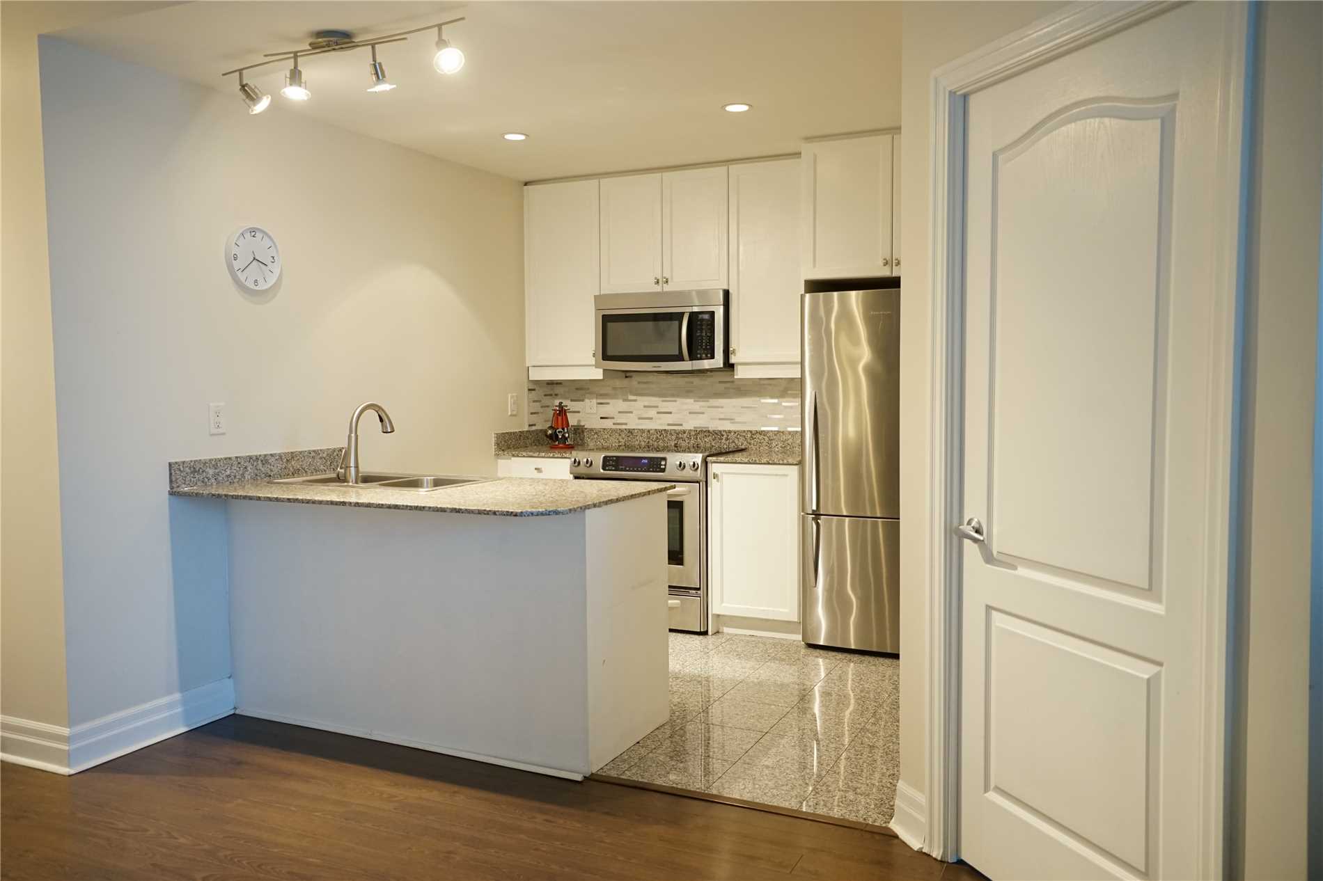 88 Palace Pier Crt, #906