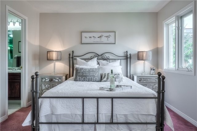 8 Coburg Cres