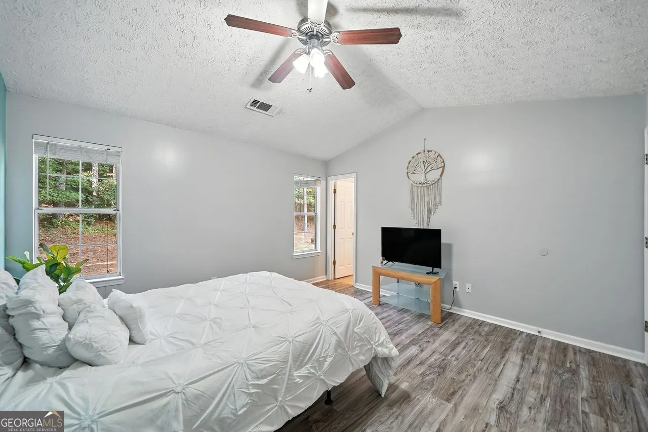 502 E Lake Court