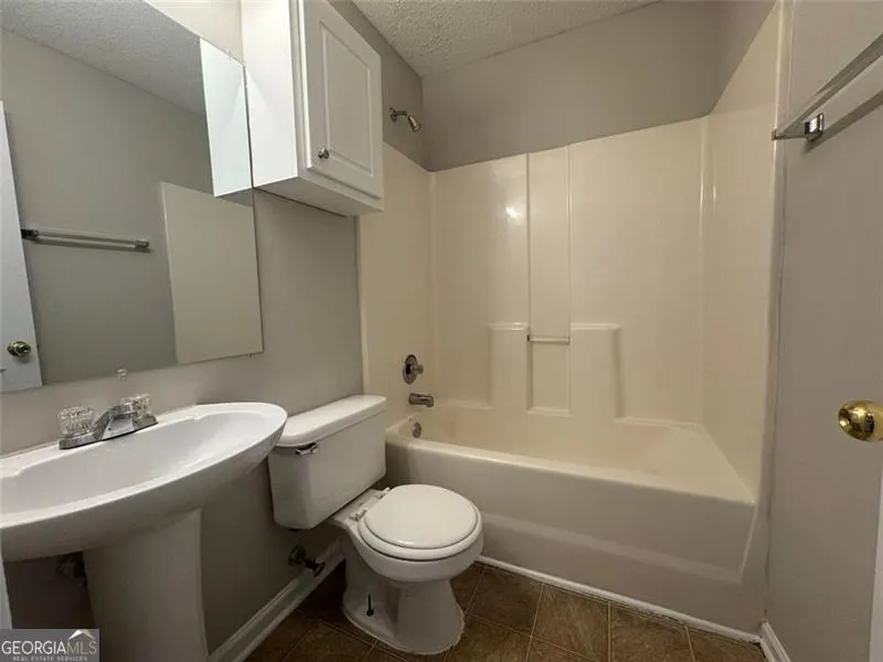 4044 Robin Circle