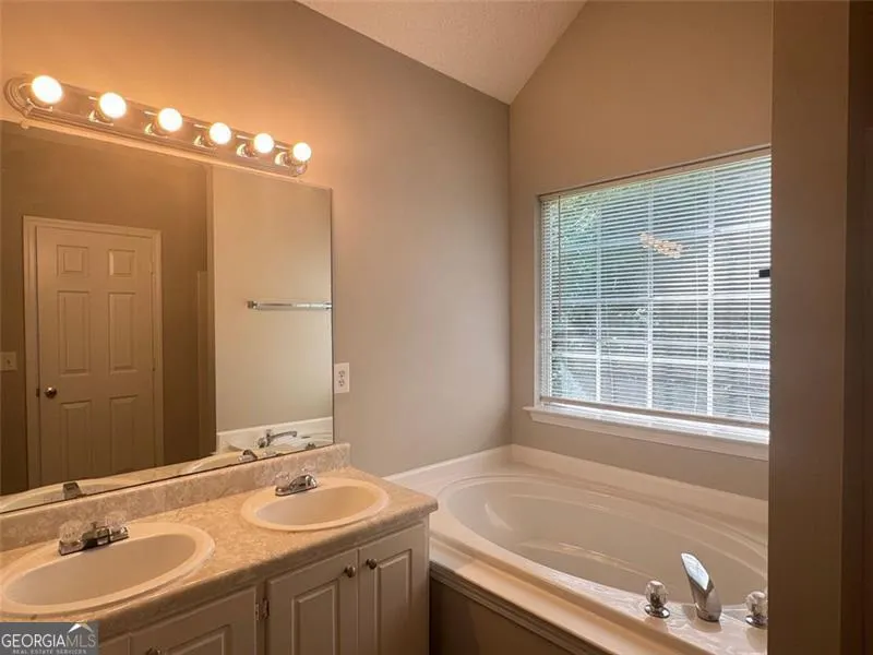 4044 Robin Circle