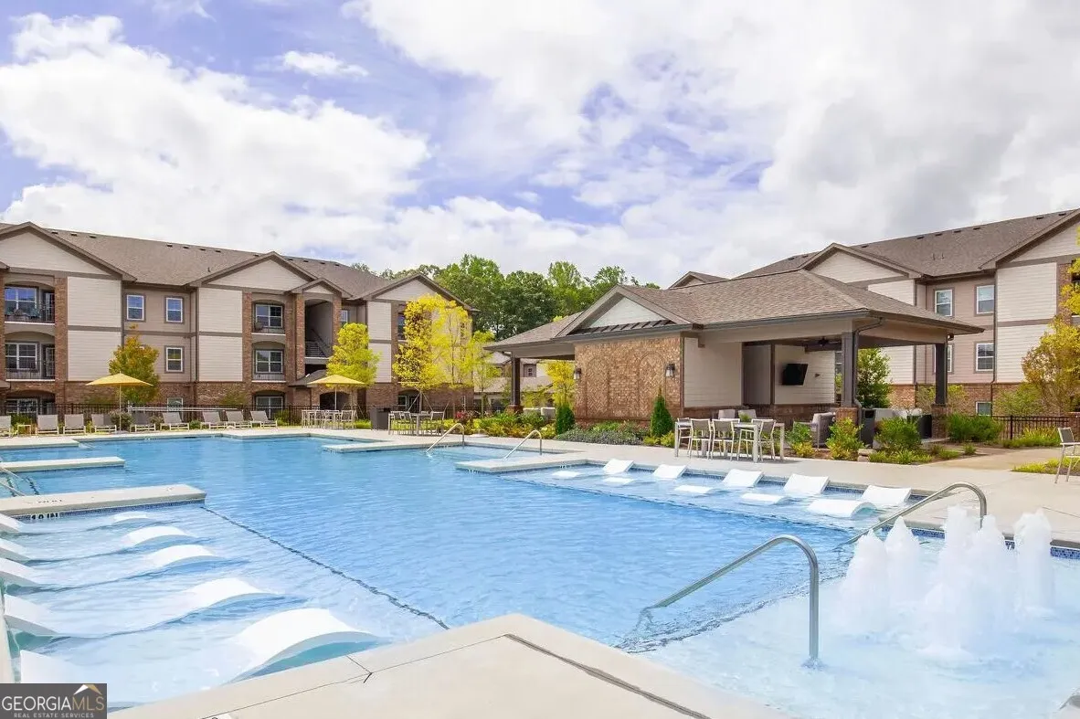 1302 2080 One White Oak Lane, #1302