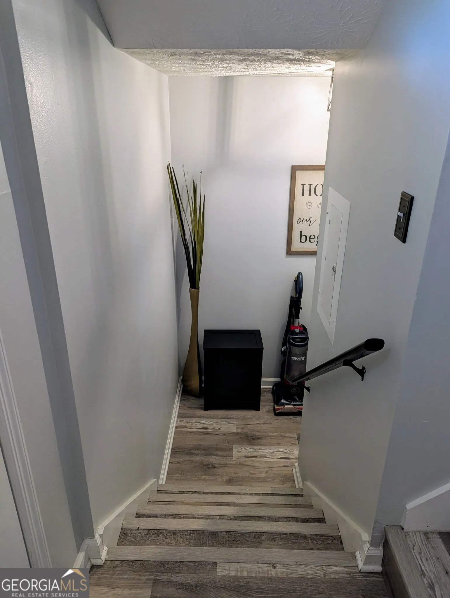 9386 Woodknoll Lane
