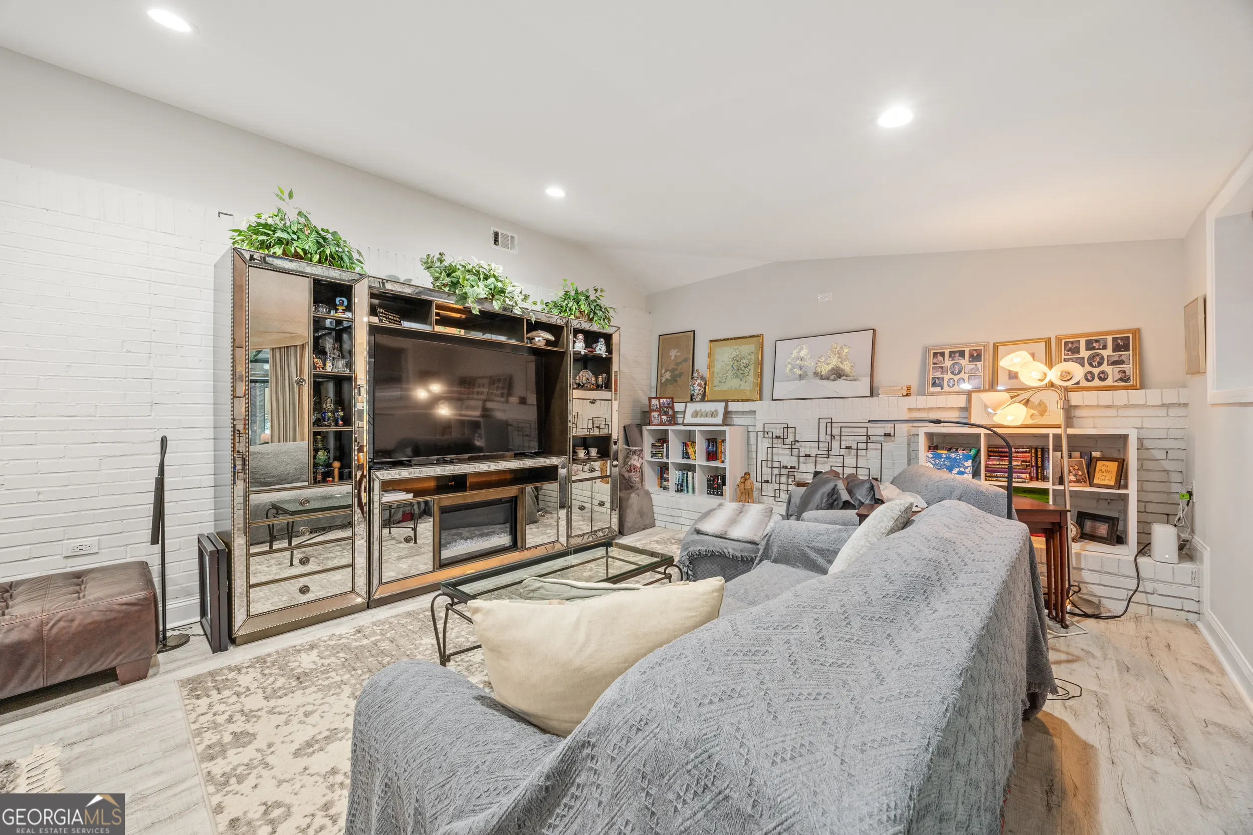 1948 STARMOUNT Way