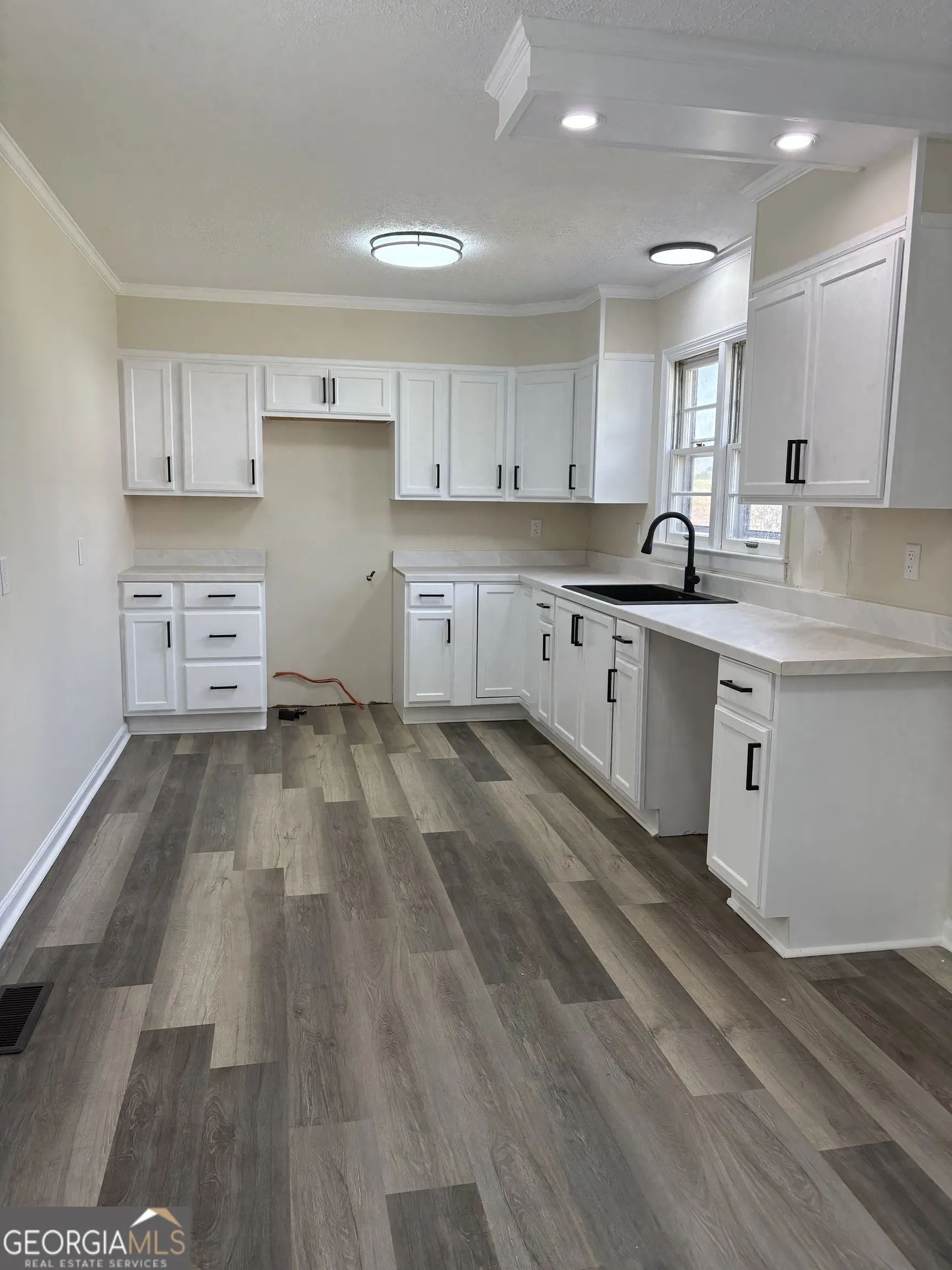 1137 Eastman Highway