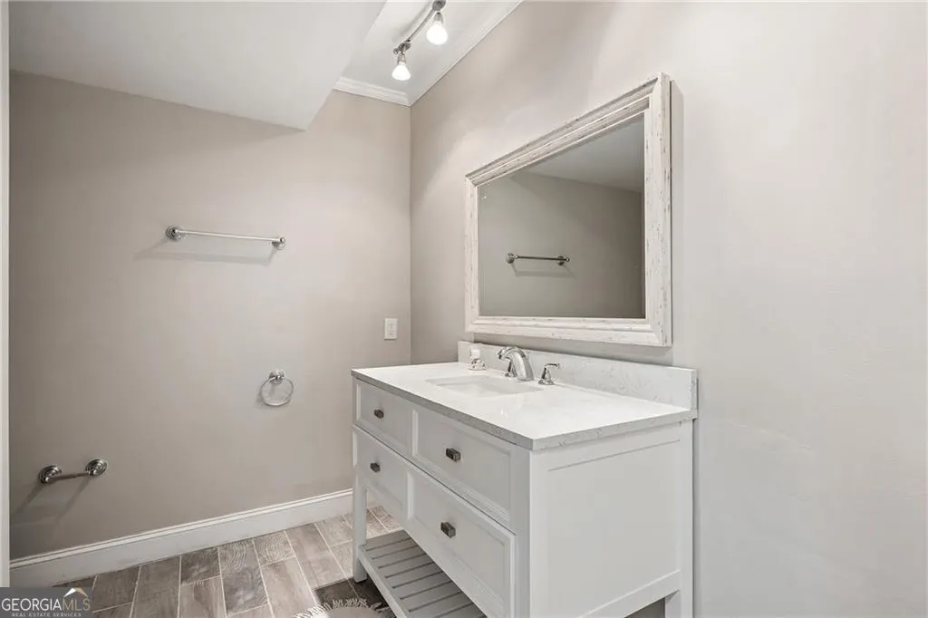 F32 6851 Roswell Road, #F32