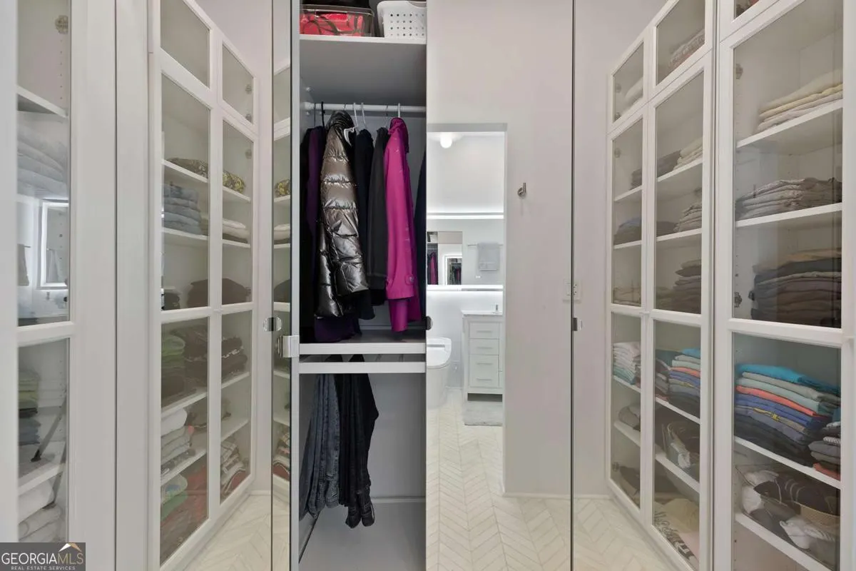 2313 560 Dutch Valley Road NE, #2313