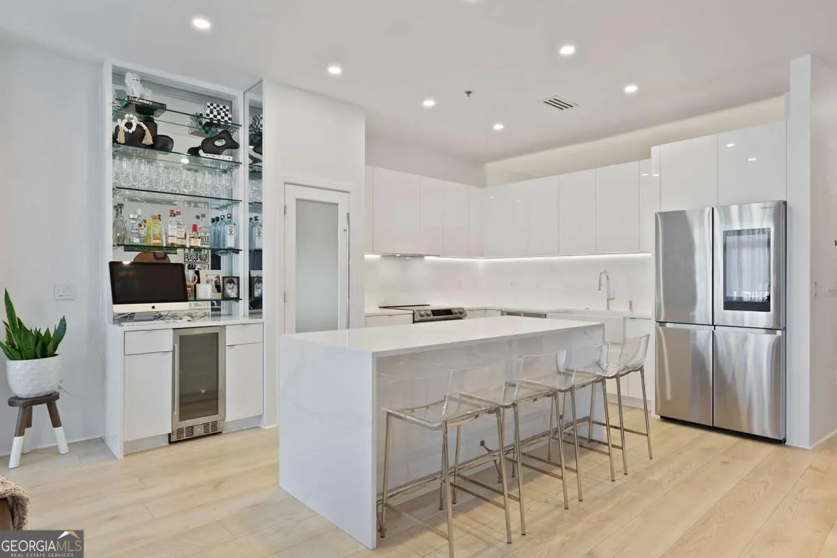 2313 560 Dutch Valley Road NE, #2313