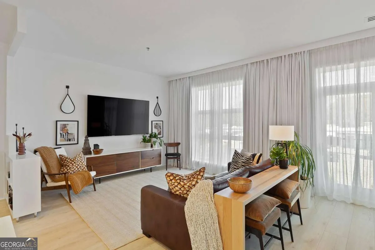 2313 560 Dutch Valley Road NE, #2313