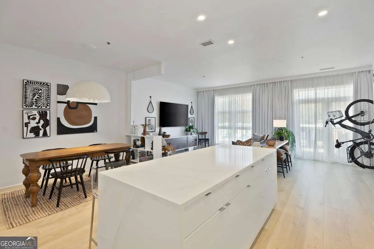 2313 560 Dutch Valley Road NE, #2313
