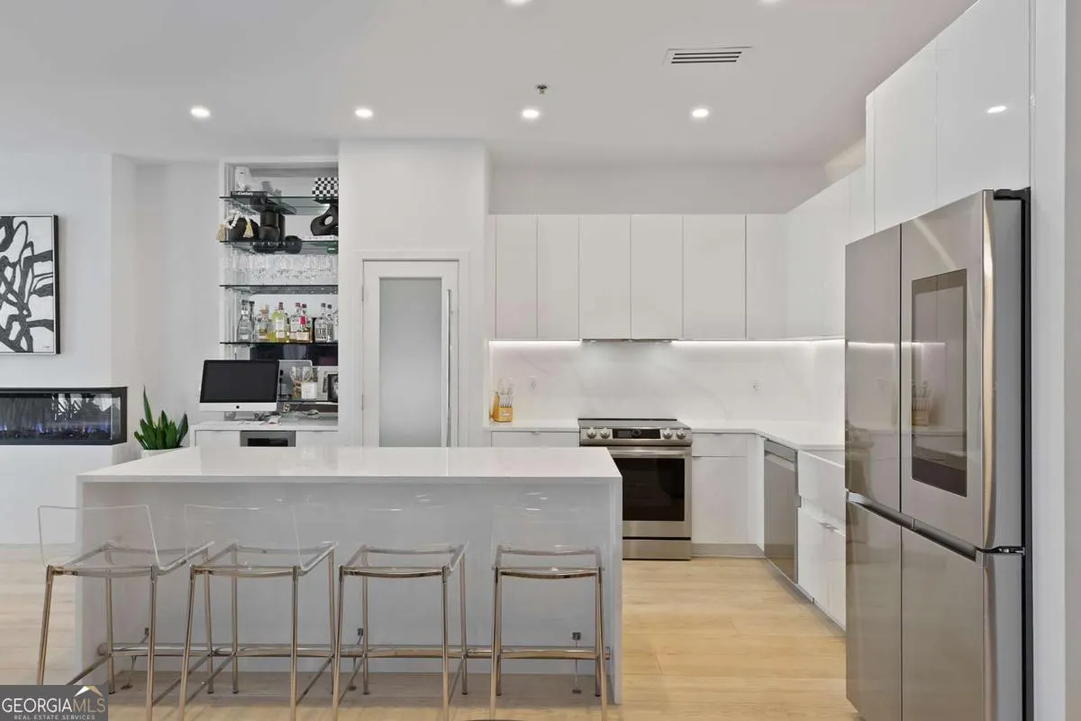 2313 560 Dutch Valley Road NE, #2313