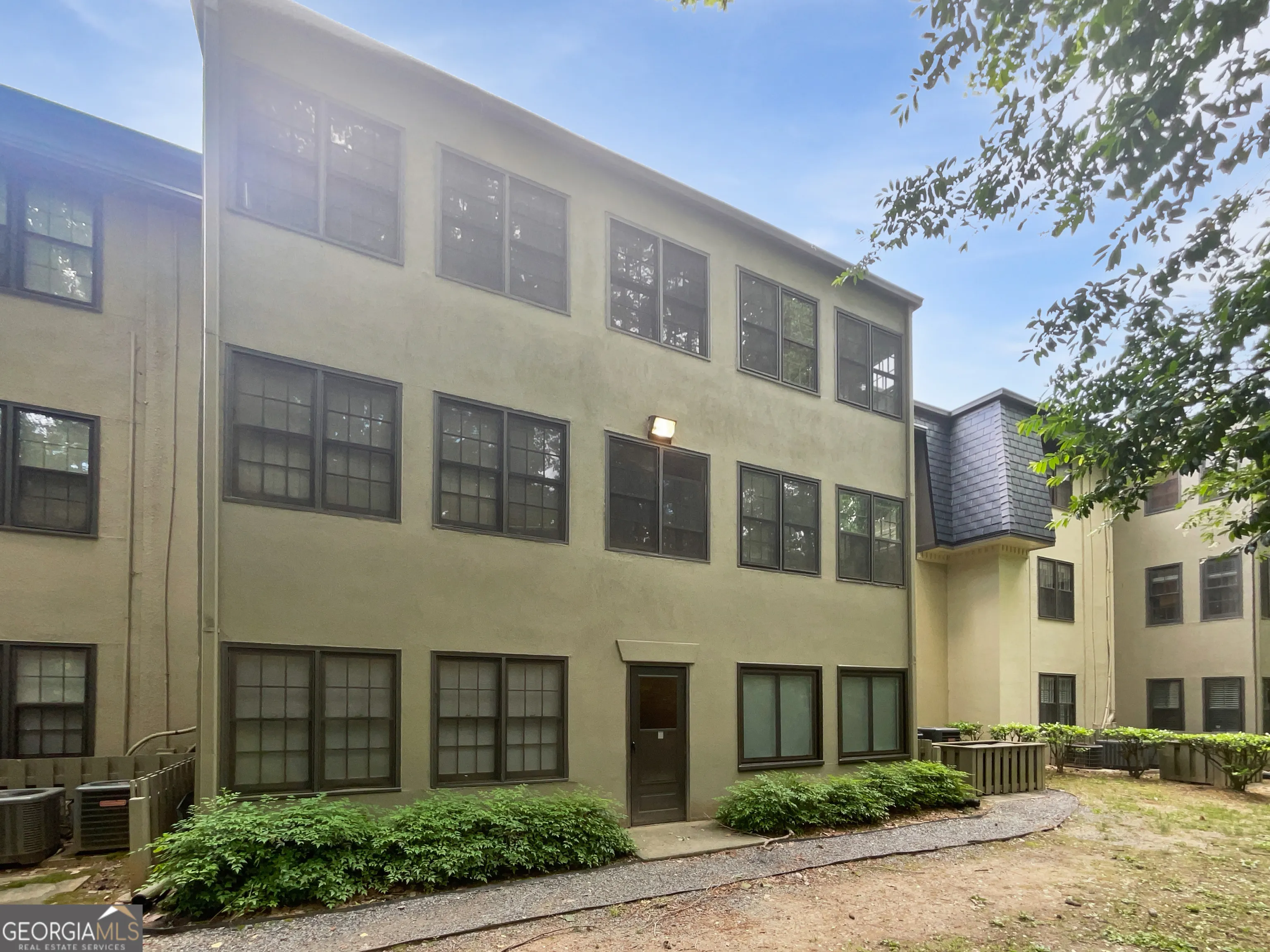 53 Monet Court NW