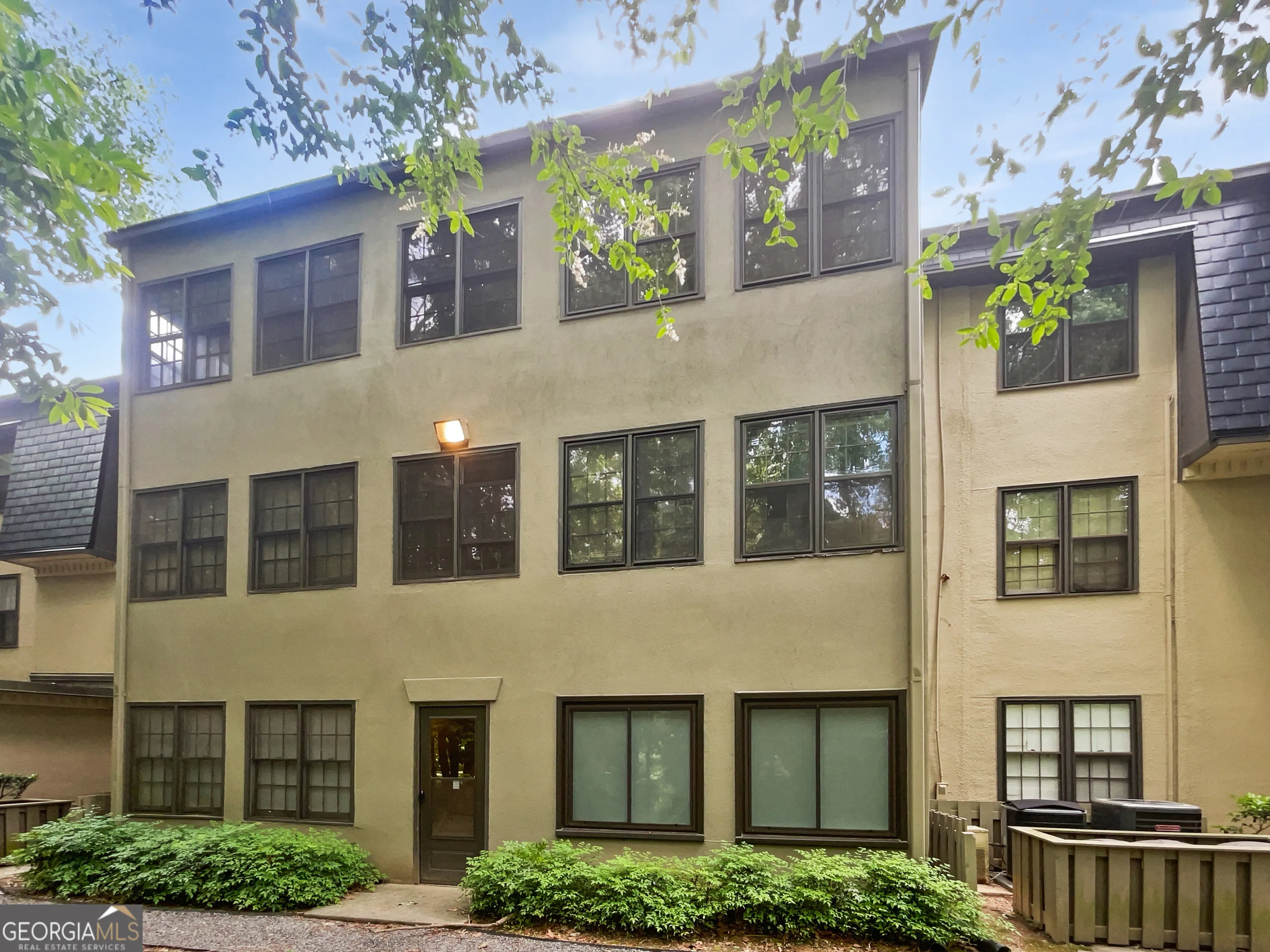 53 Monet Court NW
