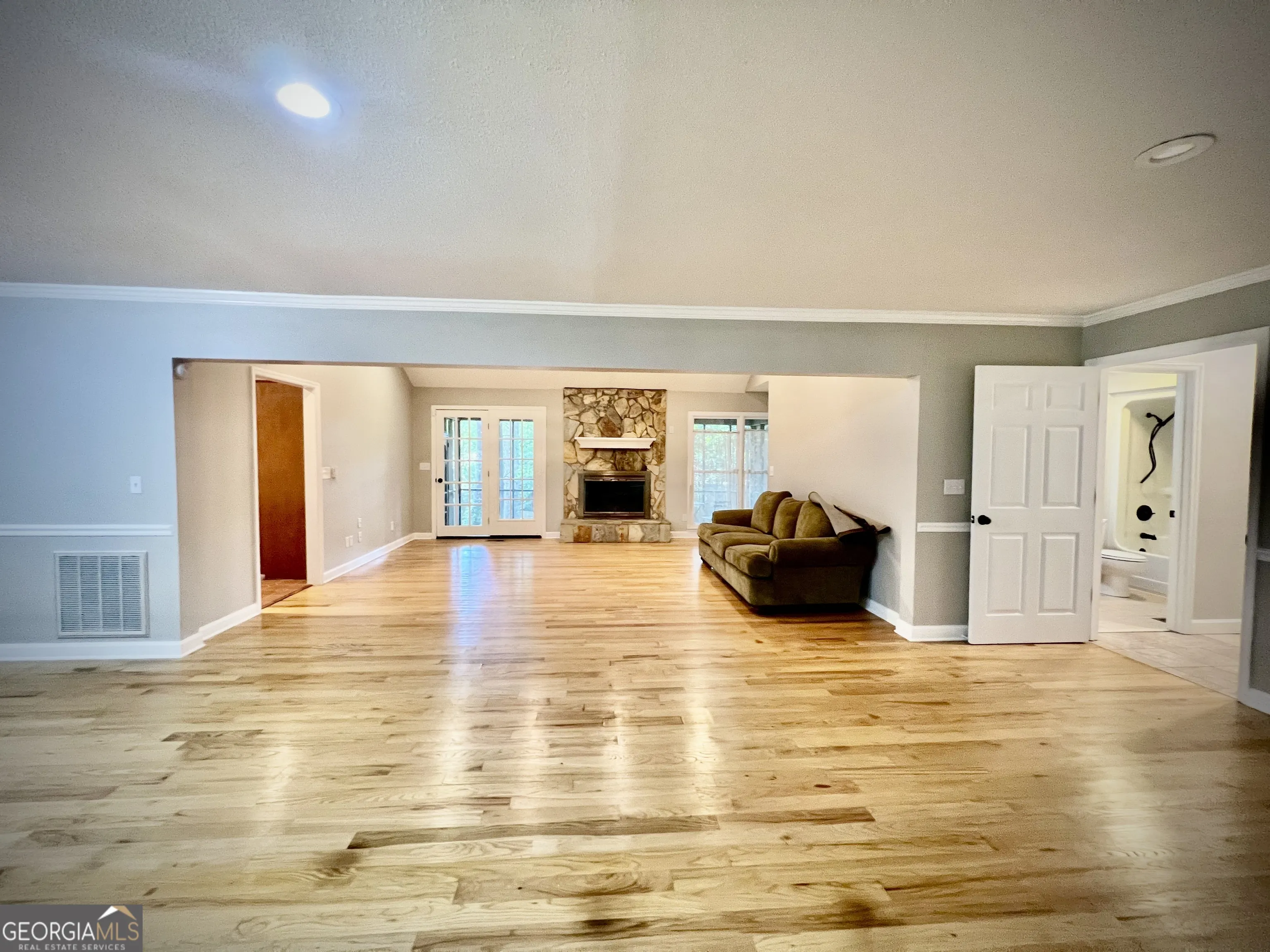 112 White Oak Circle