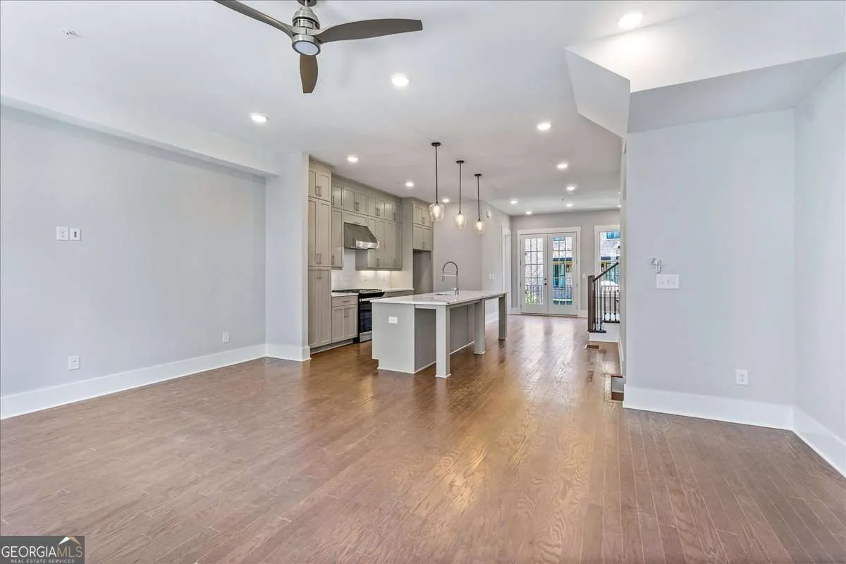 1028 ROBERT SMALLS Way