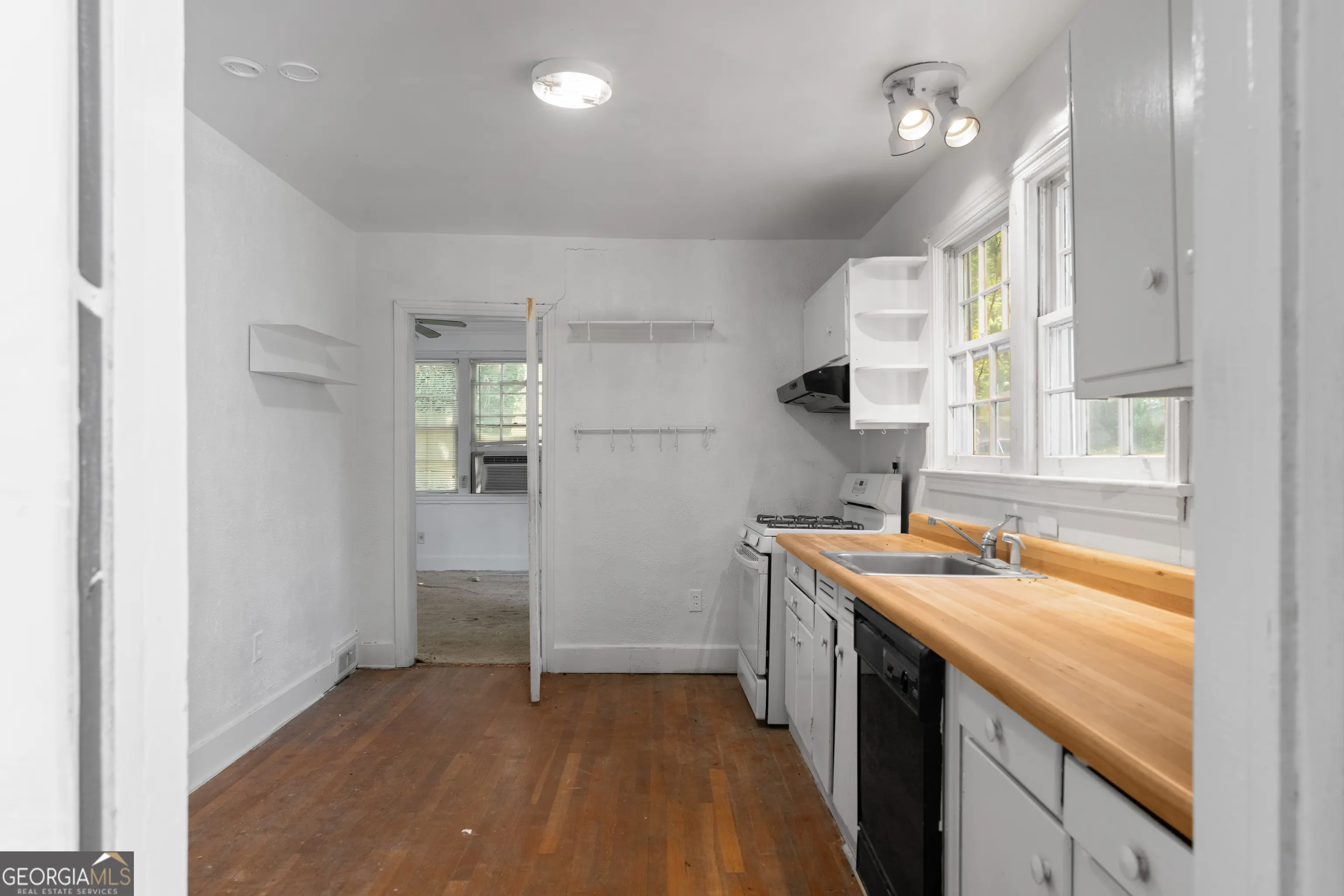 2102 E Roxboro Road NE