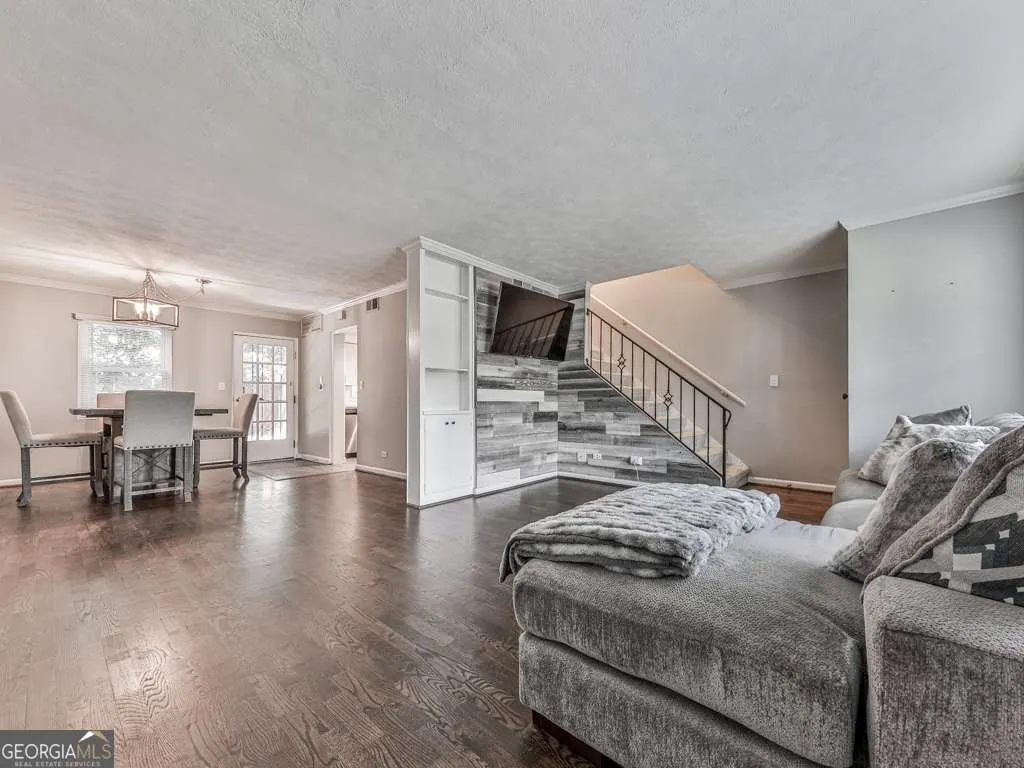 D 284 Lakemoore Drive NE, #D